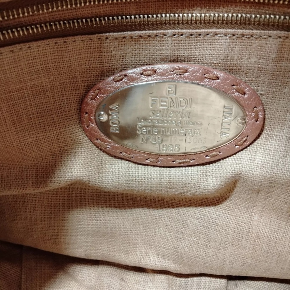 Authantic FENDI Shoulder Bag Pink Leather Gold Hardware - Picture 7 of 9